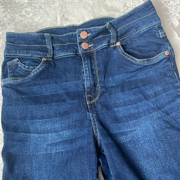 Bottoms Up Skinny Capri Jeans - Picture 4 of 9